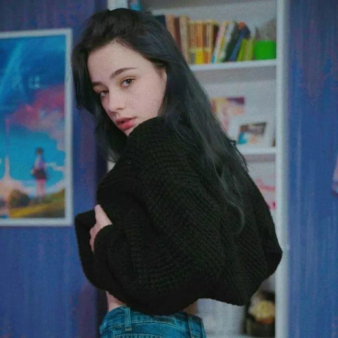 黑发美女回眸杀黑色毛衣 头像