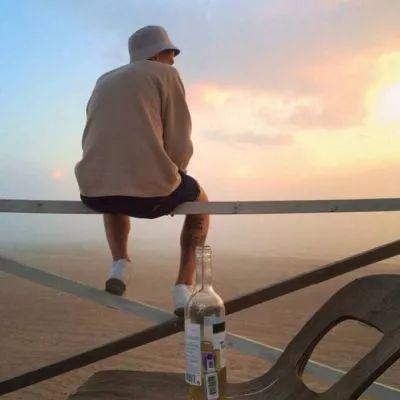 夕阳下独自喝酒的背影 头像