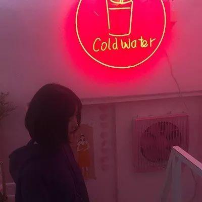 粉色霓虹灯下的冷水招牌 头像