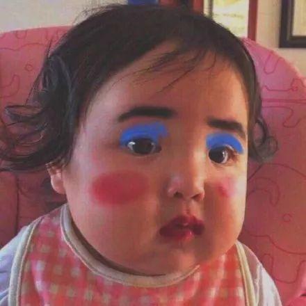 蓝眼影红腮红的无辜小孩 - 小孩头像
