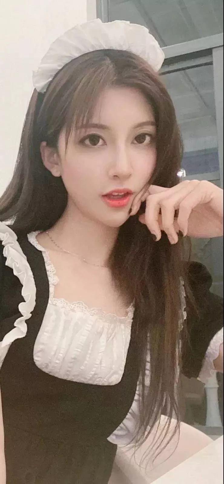 女仆装美女托腮自拍 壁纸