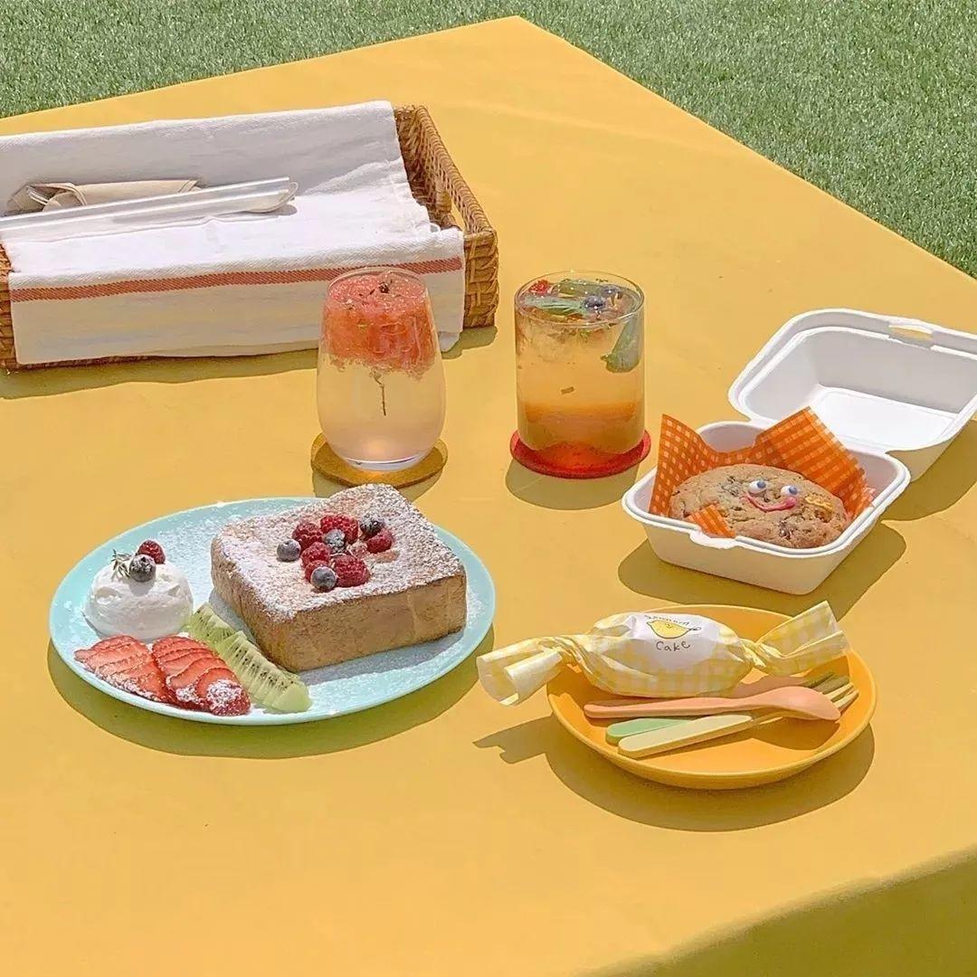 阳光下的治愈系野餐美食 壁纸
