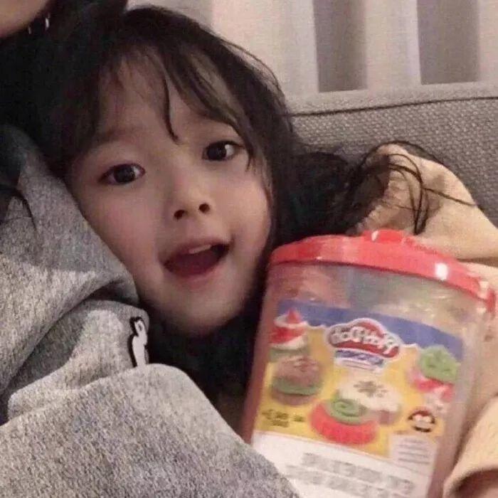 抱着零食罐发呆的呆萌小女孩 头像