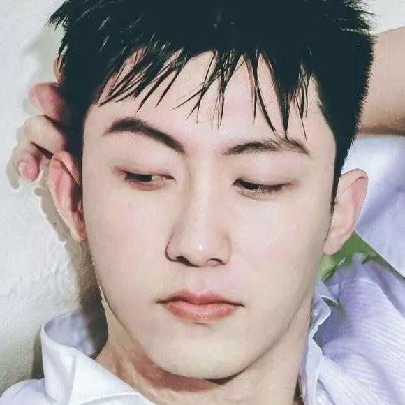 湿发白衬衫男明星低头沉思特写 - 明星头像