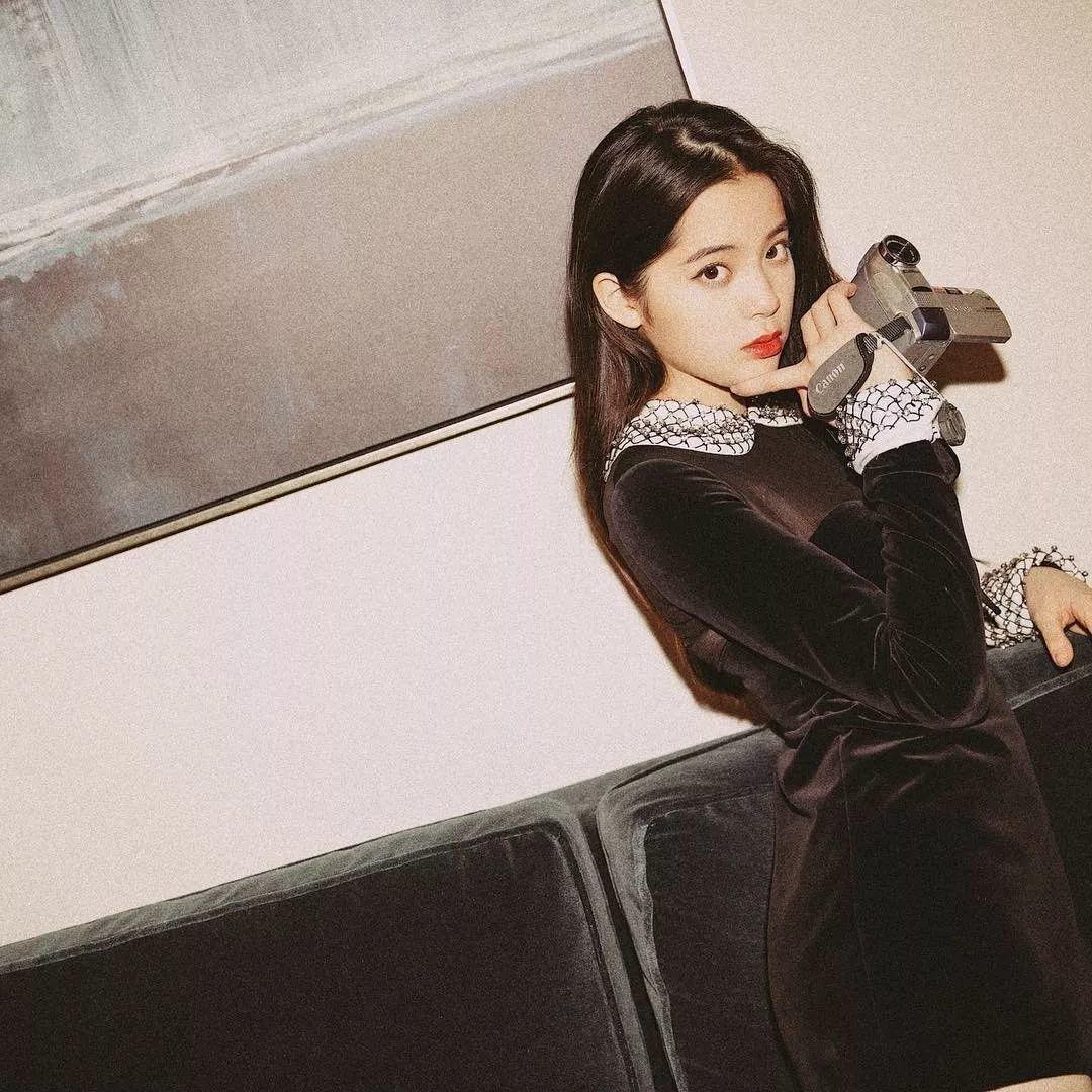 手持摄像机的复古清冷美女 头像