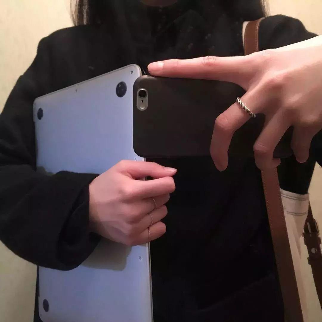手持平板手机对镜自拍展示 头像