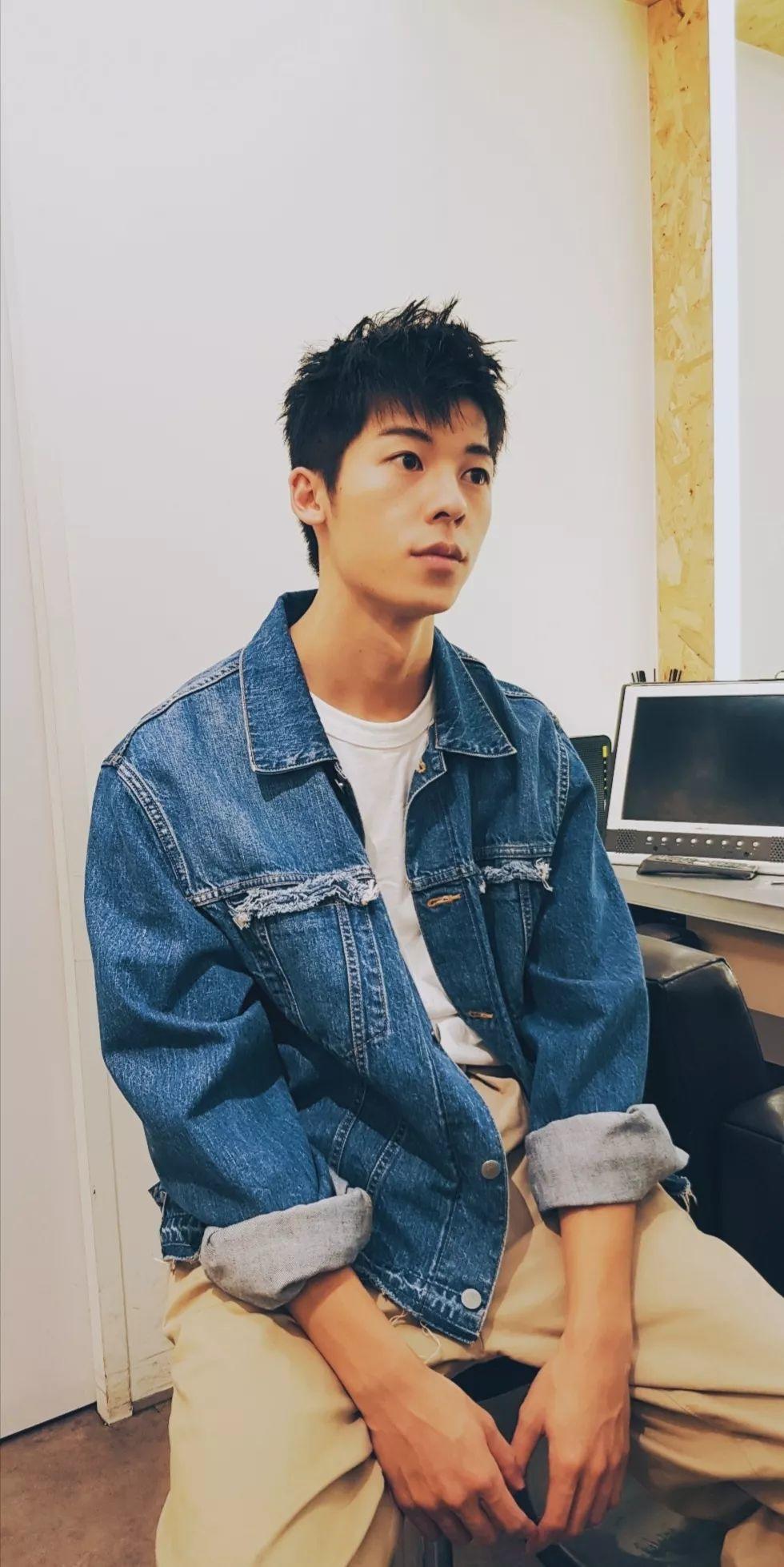 牛仔外套男生侧坐发呆 壁纸