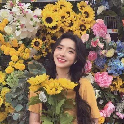 花店前的甜美女孩微笑 头像