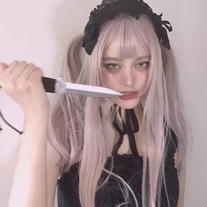 粉发少女拿刀抵嘴病娇感 头像