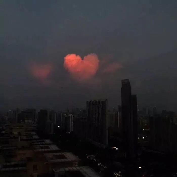 城市上空的粉色爱心云 - 其他头像