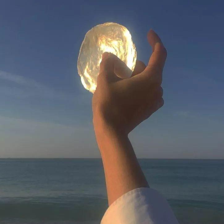 海边举起手中的光 头像