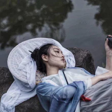 古风美女湖边躺平玩手机 - 其他头像