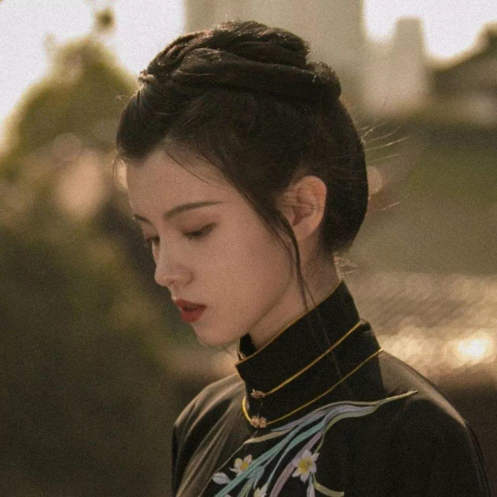 复古旗袍美女低头忧郁侧颜 - 影视截图头像