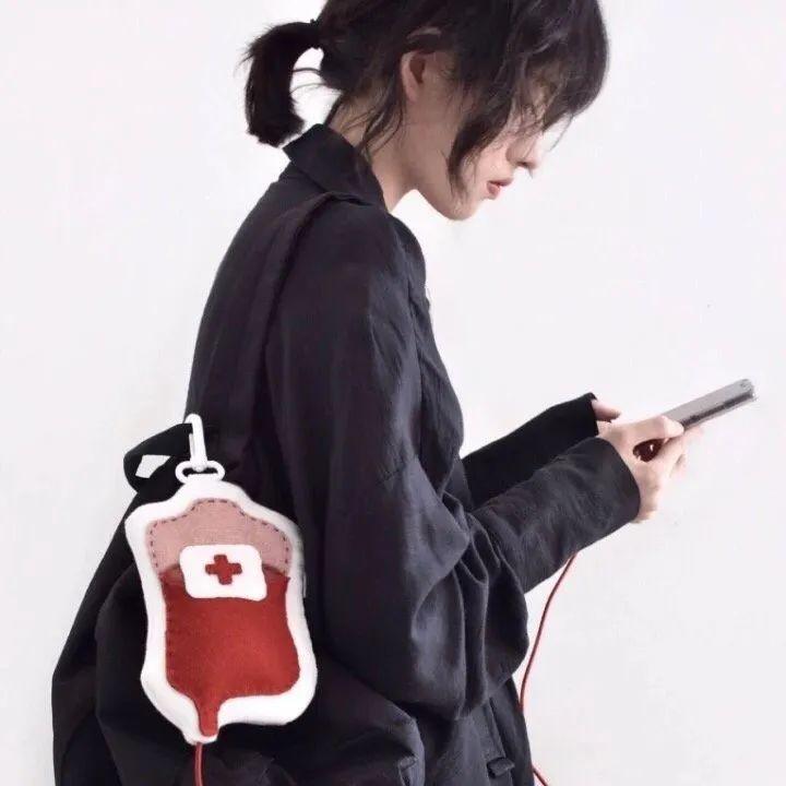 背着血袋给手机输血 - 其他头像