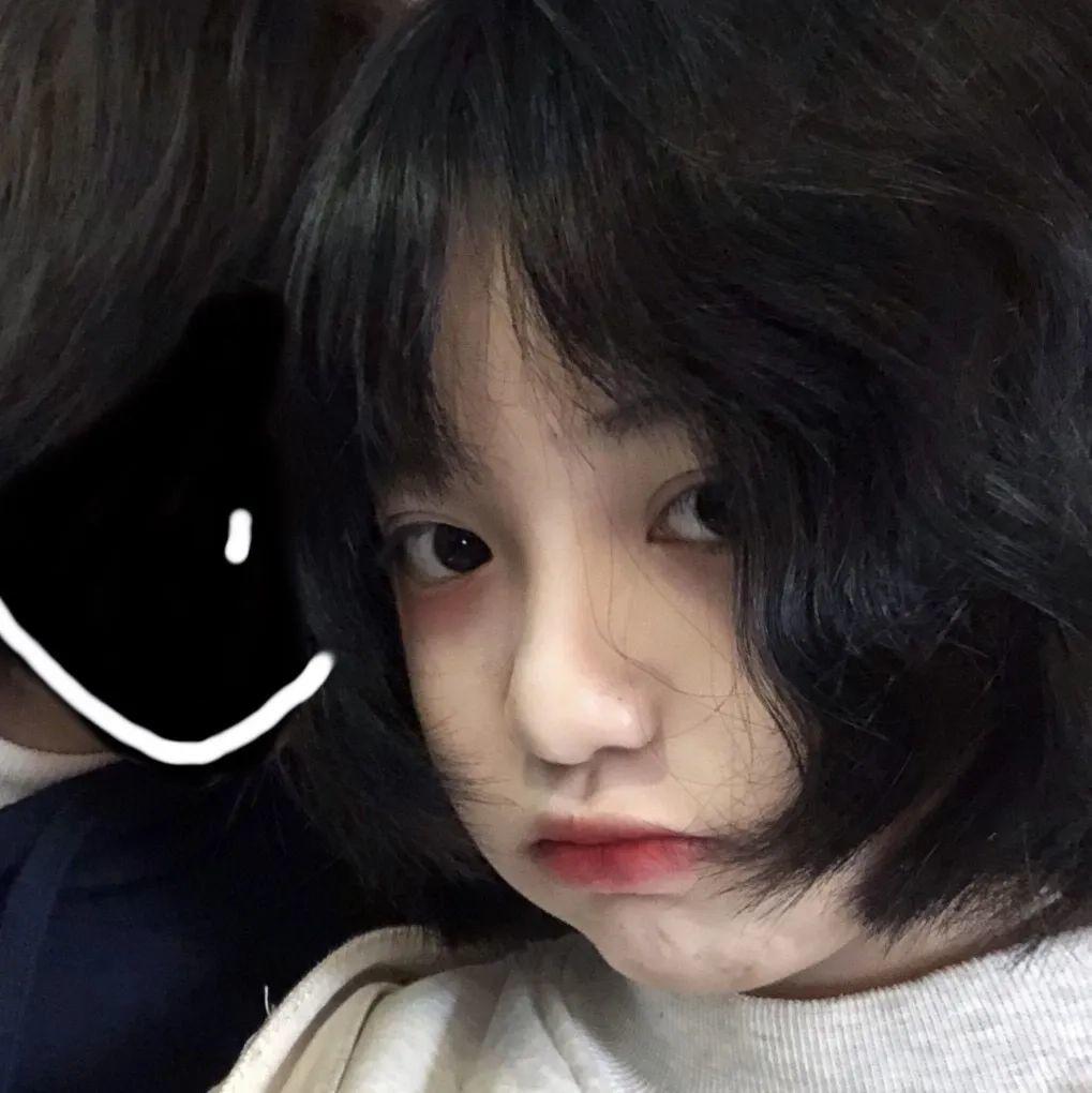 委屈巴巴的短发妹妹自拍 - 委屈头像