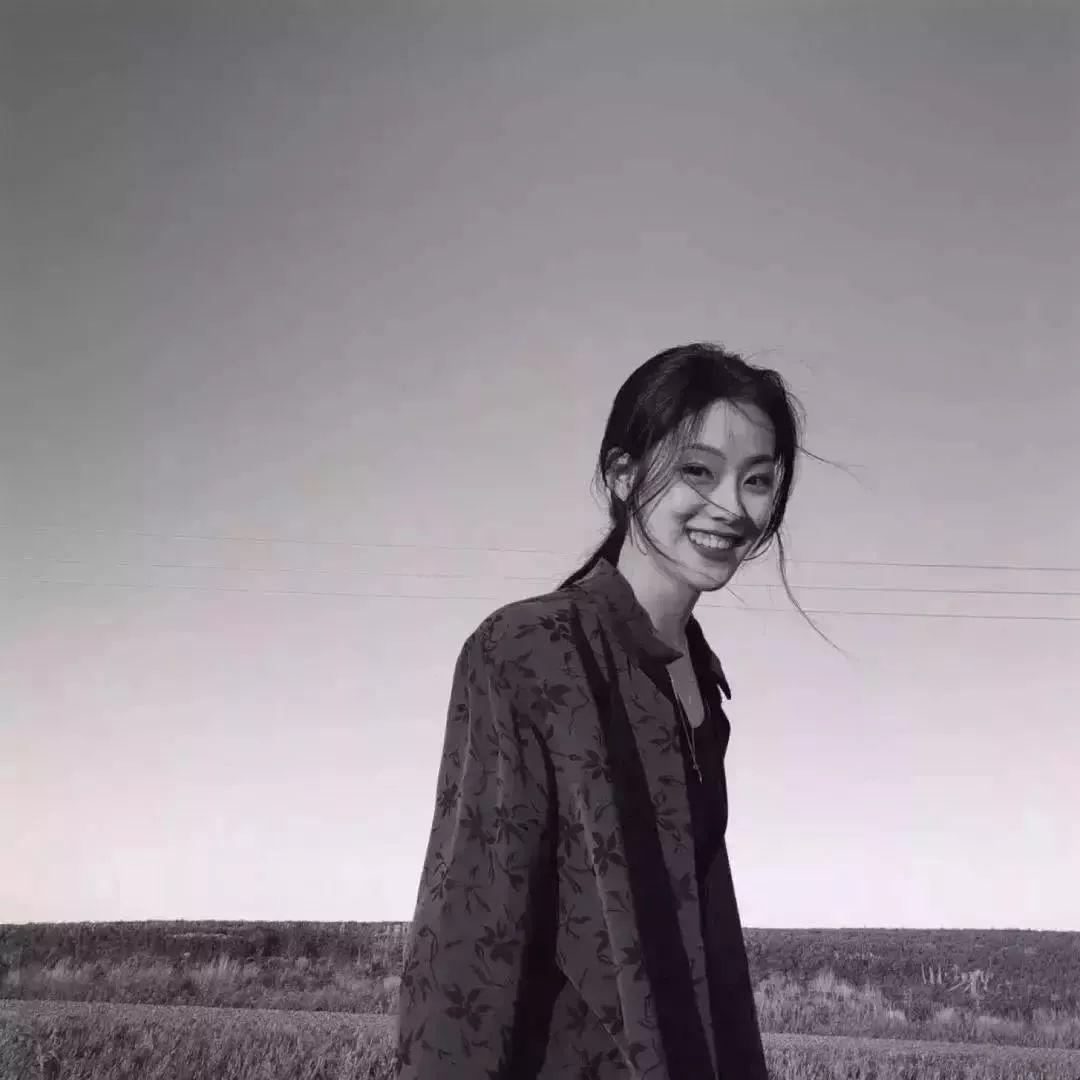 黑白文艺风回头笑女生头像 头像