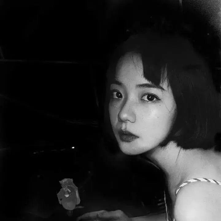 黑白短发女生清冷氛围感头像 头像