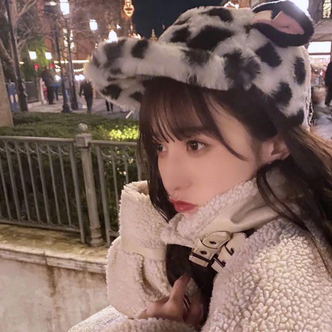 夜晚戴帽子的回头女孩 头像