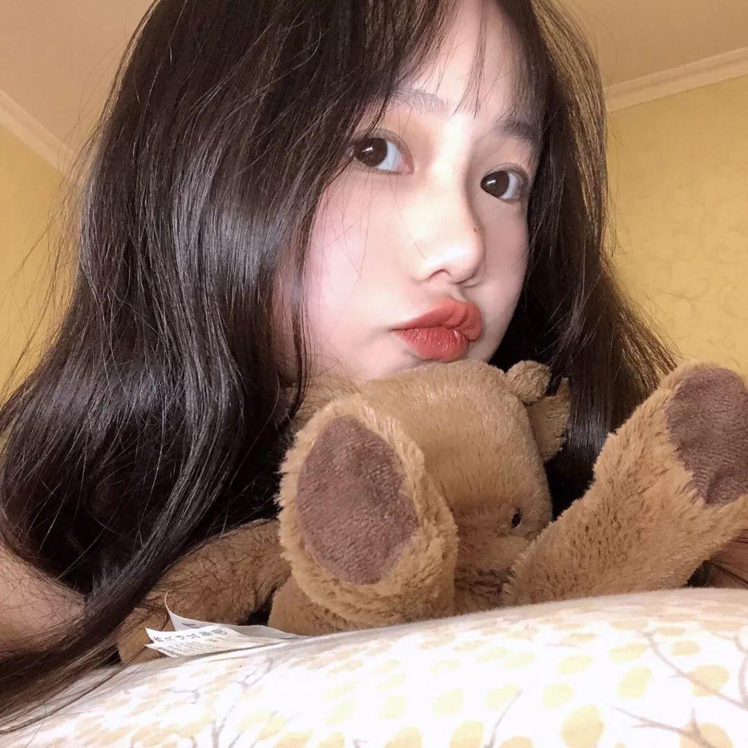 抱着小熊嘟嘴卖萌的长发女孩 头像