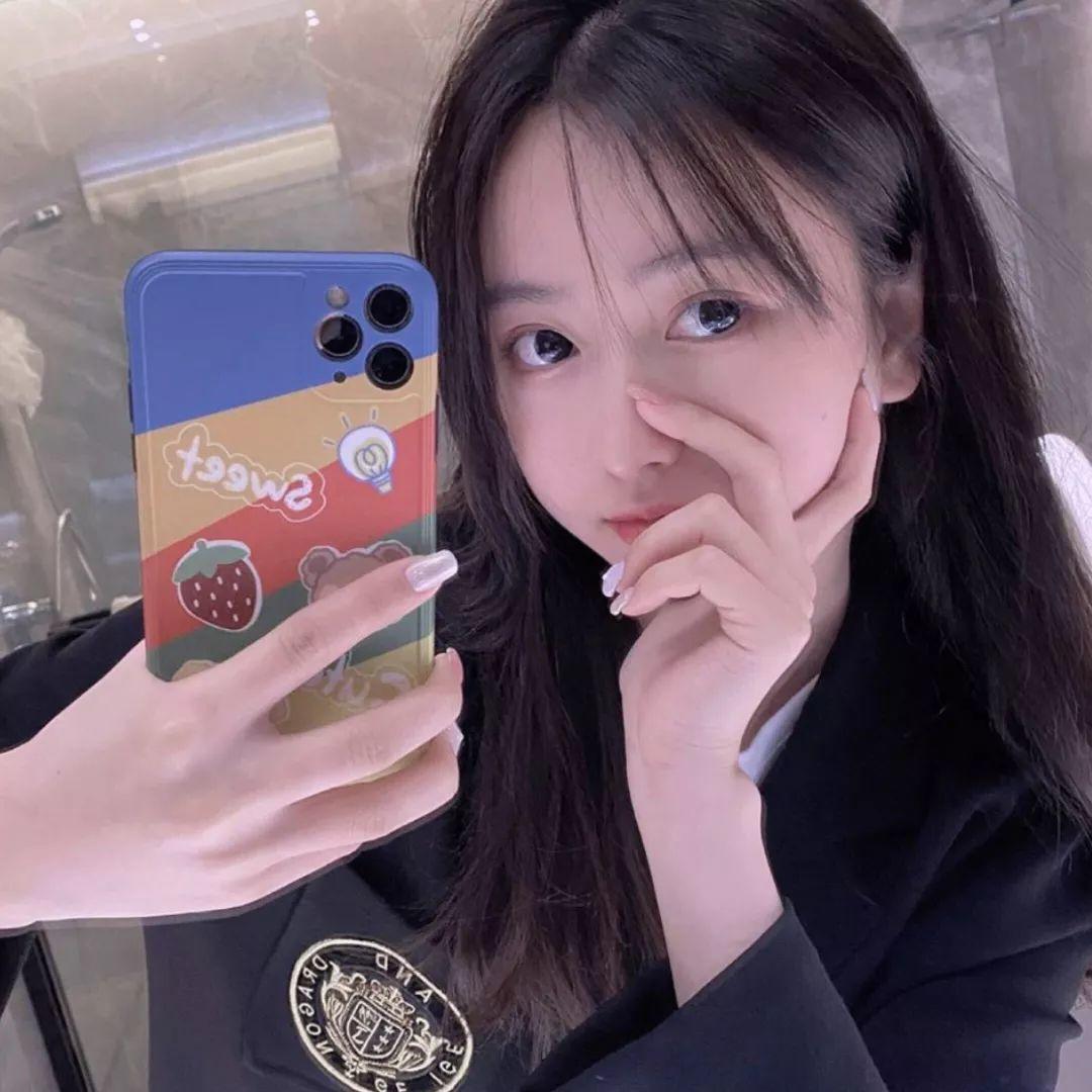 甜美女孩对镜自拍秀手机壳 头像