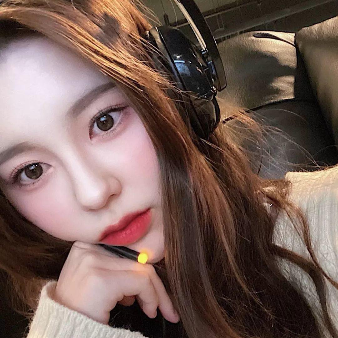 戴耳机托腮的温柔美女自拍 头像