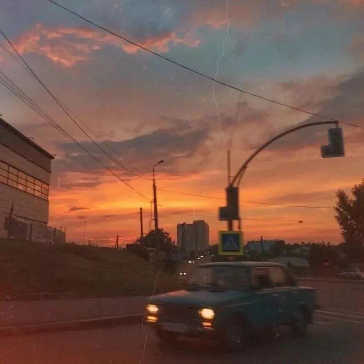 橘色晚霞下的复古老车 头像