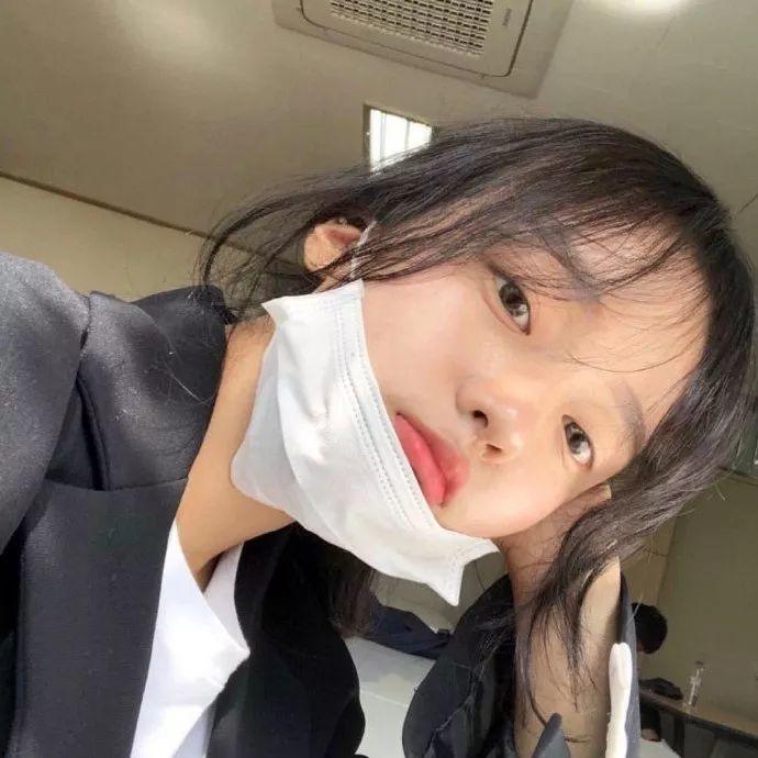 戴口罩歪头的慵懒女生 头像