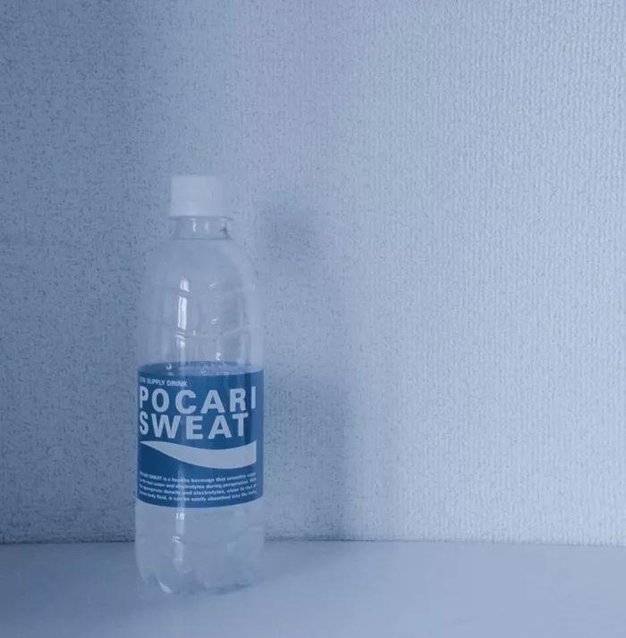 一瓶蓝色的宝矿力水特饮料 表情包