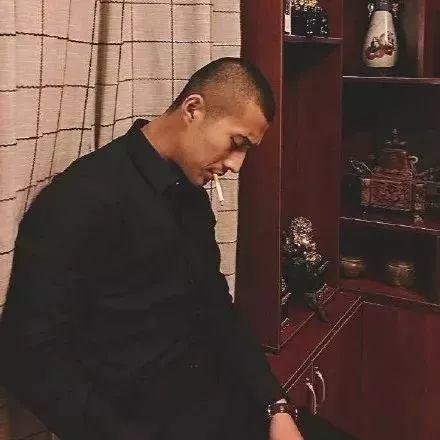 深夜抽烟沉思的忧郁男人 头像