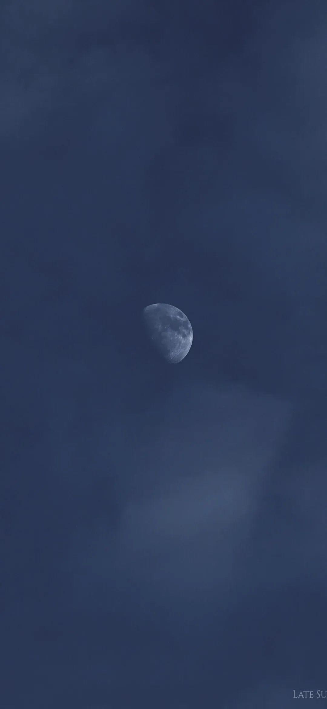 深蓝夜空中的孤独弯月 - 其他壁纸