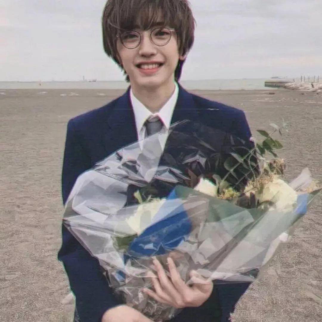 戴眼镜西装男海边捧花 - 明星头像