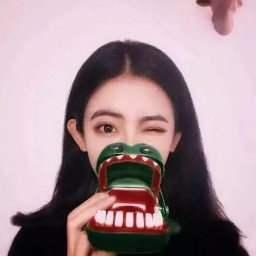 女生拿着鳄鱼玩具假装被咬 头像