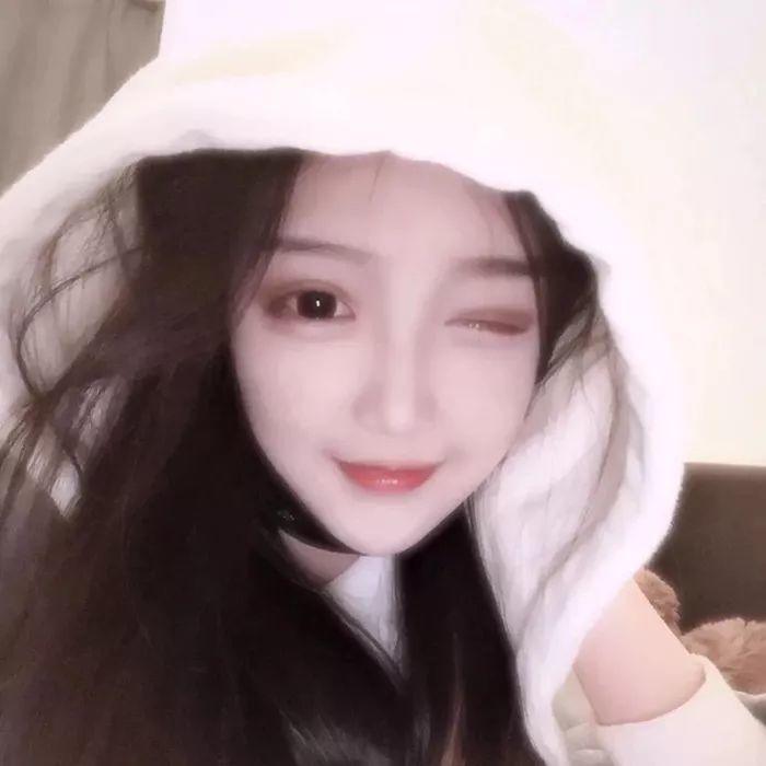 戴白帽子的女生眨眼卖萌 头像
