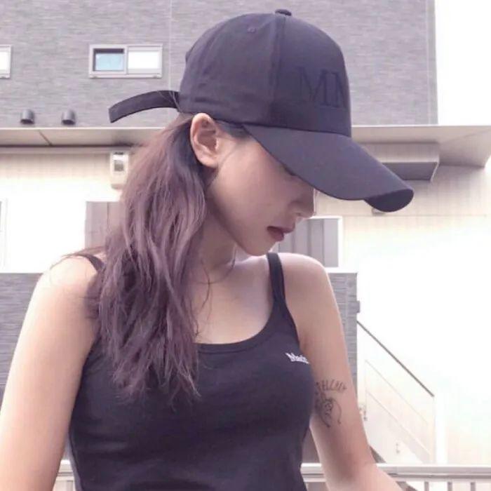 戴黑色棒球帽的高冷酷女孩 头像
