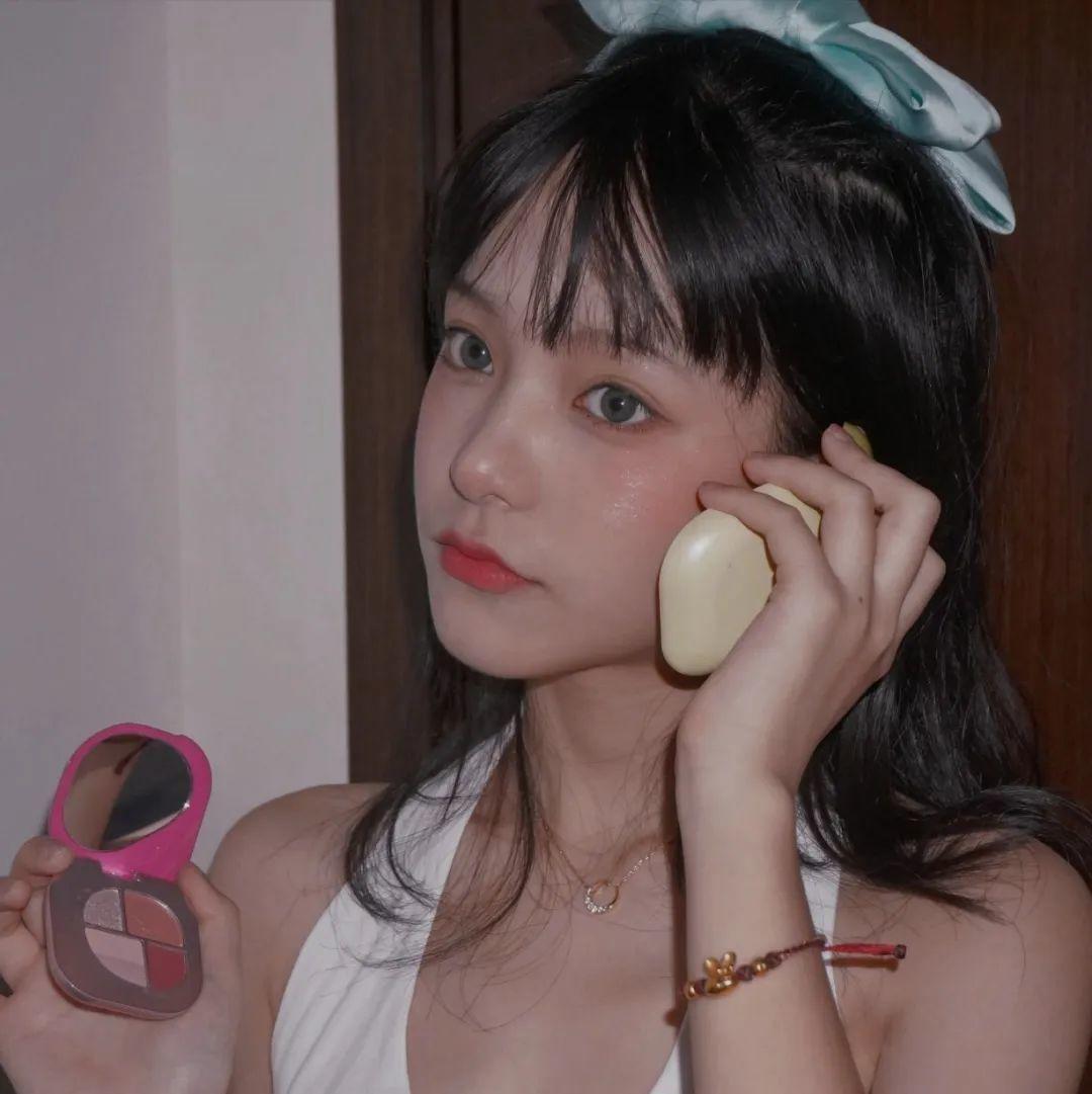 纯欲风女生手持眼影盘自拍 头像