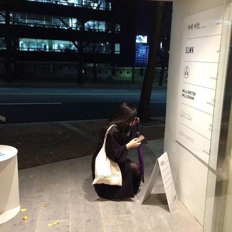 深夜蹲在路边不想回家的女孩 壁纸