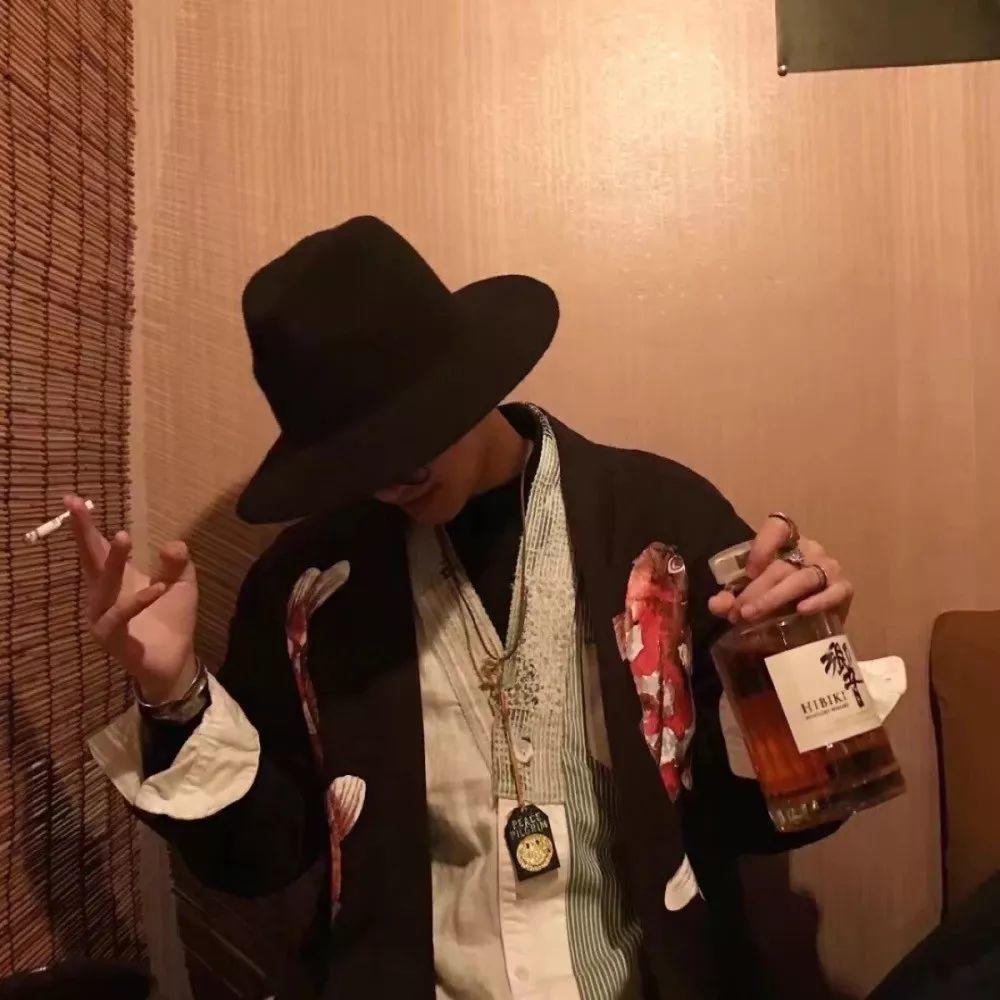 戴帽抽烟喝酒的高冷潮男 - 明星头像