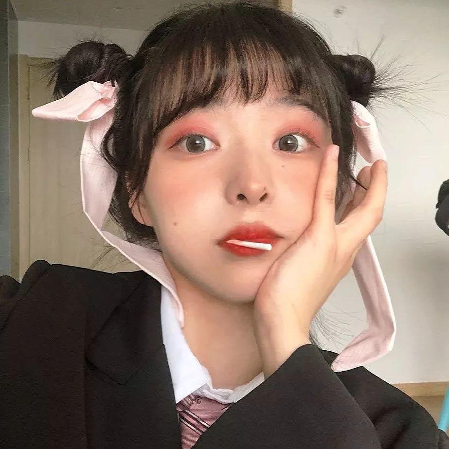 双丸子头女生托腮可爱照 头像