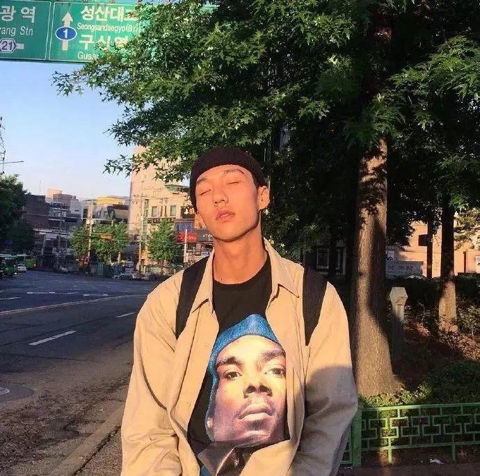 街头闭眼耍帅的酷盖男生 - 明星头像