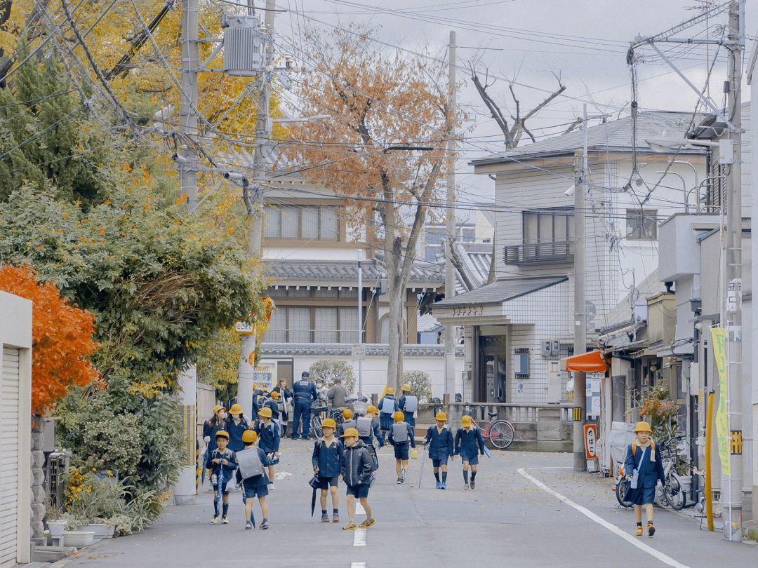 日本小学生放学回家的路上 - 小孩壁纸