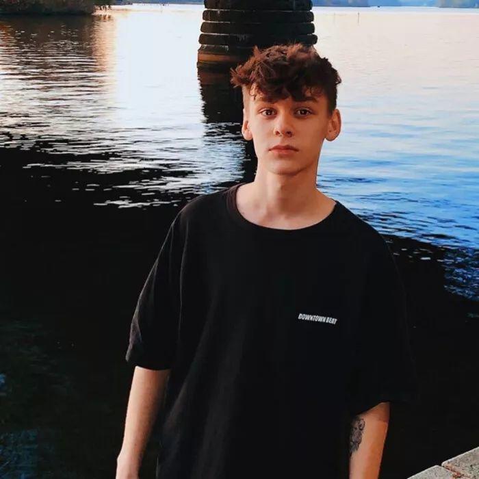 海边黑衣少年高冷头像 头像