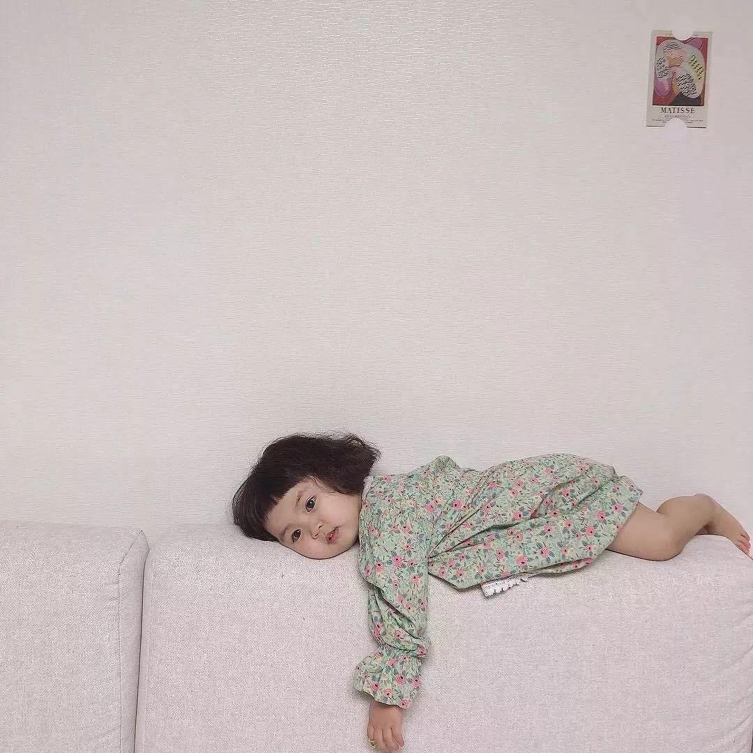 趴在沙发上发呆的碎花裙小女孩 - 小孩头像
