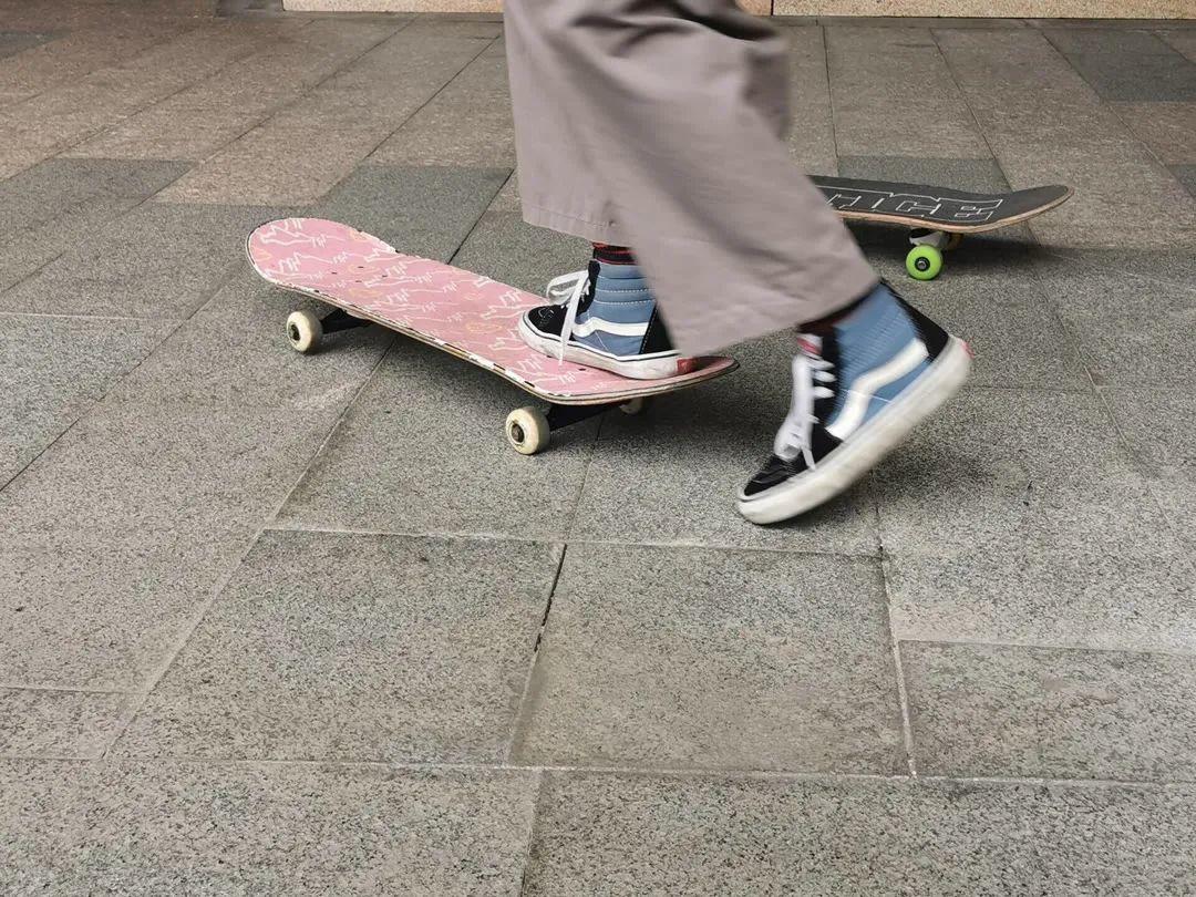 街头滑板少年耍帅瞬间 表情包