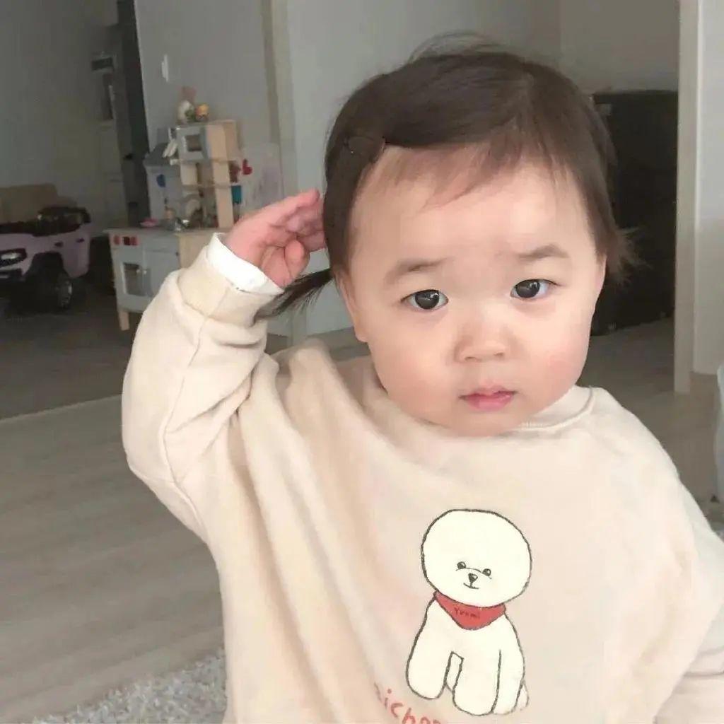 呆萌小孩摸头一脸懵逼 表情包