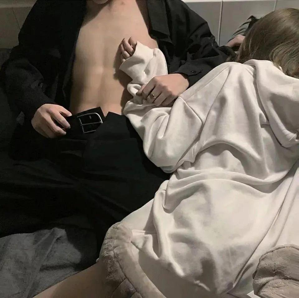 情侣依偎亲密合照氛围感 头像