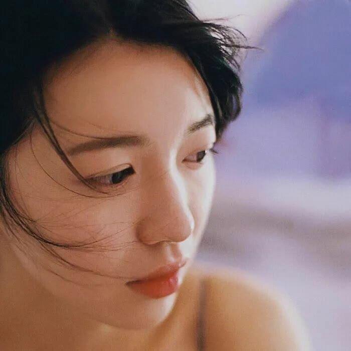 唯美复古风女生低头沉思侧脸 头像