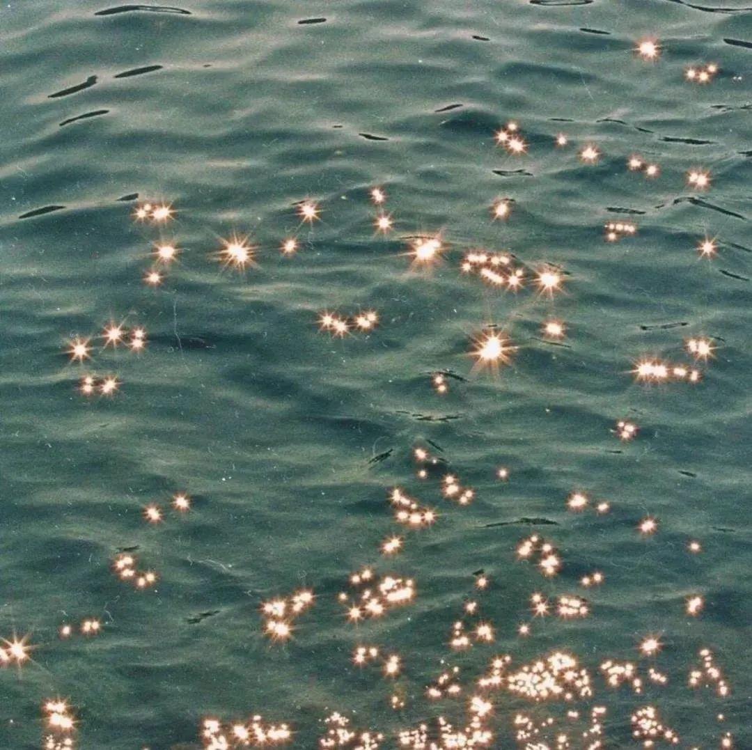 阳光洒在波光粼粼的水面上 头像