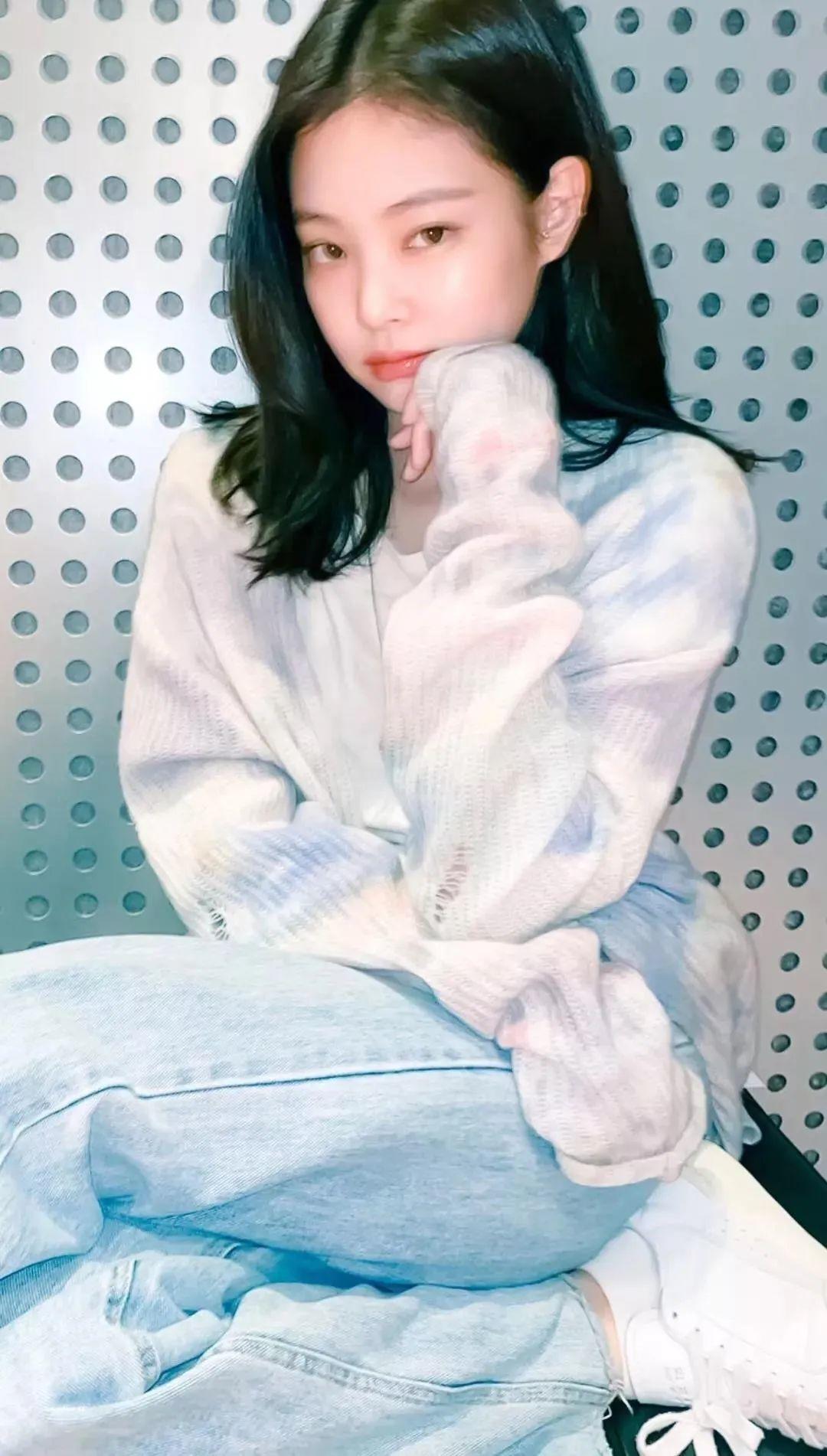 Jennie蓝色牛仔裤休闲坐姿 - 明星壁纸