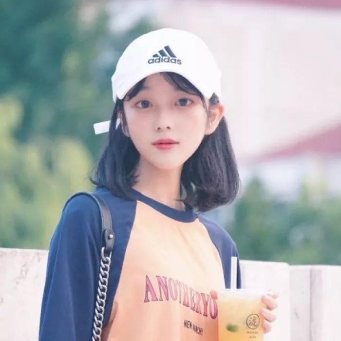 清新甜美短发女孩手持饮料 头像