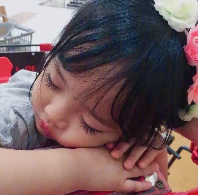 困到睡着的可爱萌娃 - 小孩头像